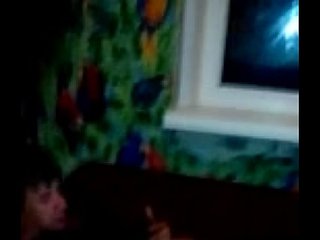 Tirado en el sill&oacute;n clavandose la paja